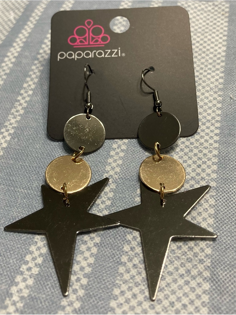 💛TODAY***$8***NWT Paparazzi star drop earrings with silver and gold accents.